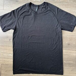 Lululemon Men’s Metal Vent Tech live in practice Short Sleeve Shirt
Size L